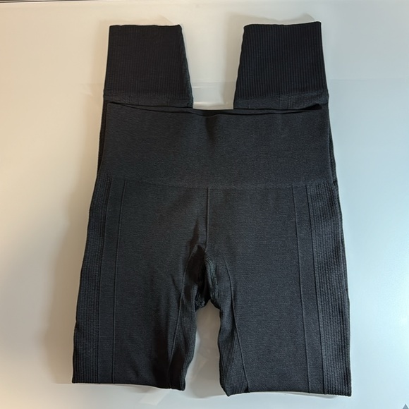 Lululemon Athletica charcoal cropped ribbed leggings size 2 - Picture 3 of 10
